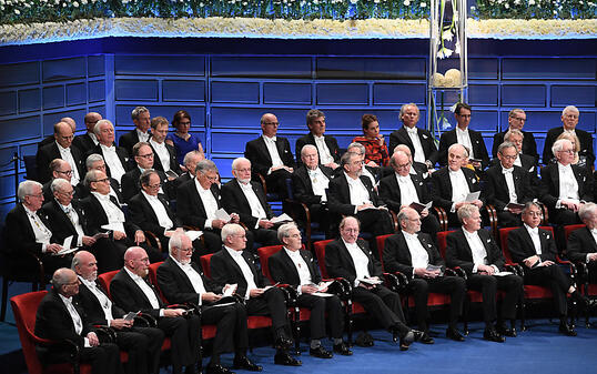 Zusammen mit den anderen Nobelpreisträgern durfte Jacques Dubochet am Sonntag im Stockholmer Konzerthaus Platz nehmen, um aus den Händen des schwedischen Königs Carl XVI. Gustaf den Chemie-Nobelpreis entgegen zu nehmen.