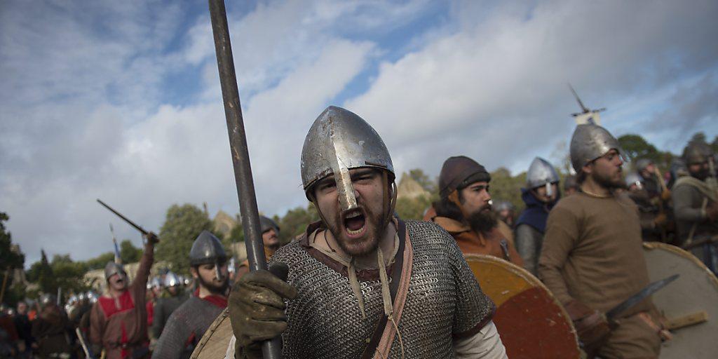 1066 nahm die Geschichte Englands eine bedeutende Wendung: Die Normannen schlugen in der Schlacht von Hastings die angelsächsischen Truppen uns setzten sich als Herrscher fest. 950 Jahre später spielen Geschichtsinteressierte die Schlacht nach.