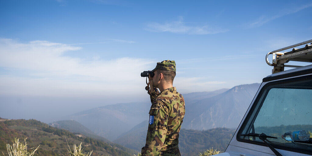 Oberleutnant Mirko Della Pietra kontrolliert in den Bergen oberhalb von Prizren, ob die Strassen befahrbar und frei von Blockaden sind. Auch das ist eine Aufgabe der Swisscoy-Soldaten. Denn die Kfor muss auch dafür sorgen, dass allen Einwohnern des Kosovos Bewegungsfreiheit garantiert ist.
