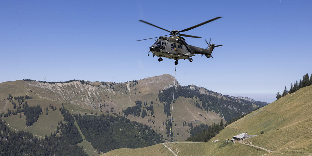 HELIKOPTERFLUG, HITZE, HITZEWELLE, TROCKENHEIT, ALP, WASSER, WASSERMANGEL, WASSERKNAPPHEIT, WASSERTRANSPORT,