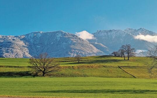 Der Blick von Mauren auf die Berge wirkte fast schon k&uuml;nstlich: Oben liegt Schnee, unten gr&uuml;nt es. Zwei Jahreszeiten vereint in einem Bild.