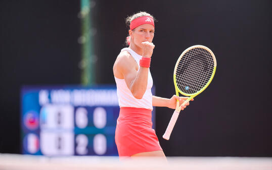 Kathinka von Deichmann zieht nach einer starken Leistung in die zweite Qualifikationsrunde ein.