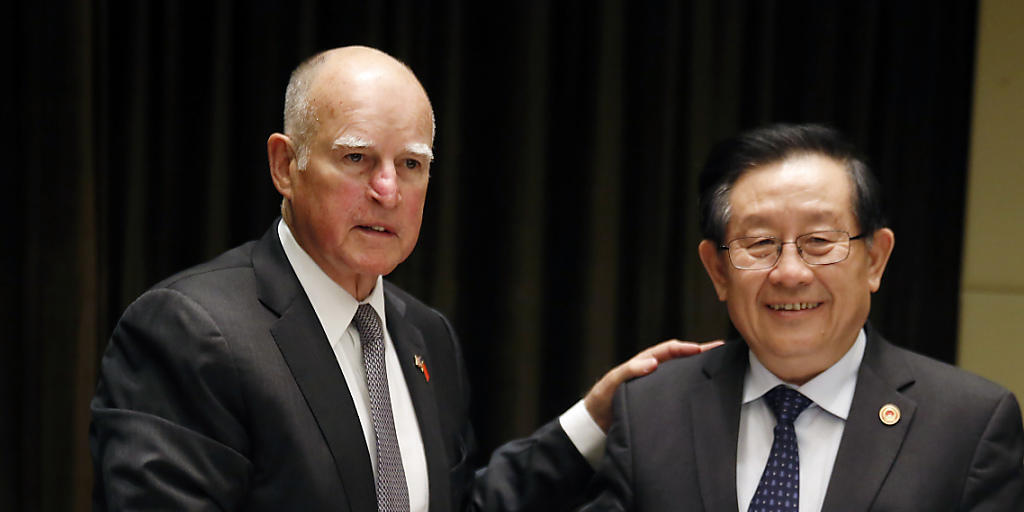 Der kalifornische Gouverneur Jerry Brown hat am Dienstag in Peking ein Abkommen mit China unterzeichnet. Kalifornien und China wollen in Bereichen wie erneuerbare Energien und umweltfreundliche Technologien zusammenarbeiten. US-Präsident Trump hatte dem Pariser Klimaabkommen eine Absage erteilt. Der kalifornische Gouverneur Jerry Brown hat am Dienstag in Peking ein Abkommen mit China unterzeichnet. Kalifornien und China wollen in Bereichen wie erneuerbare Energien und umweltfreundliche Technologien zusammenarbeiten. US-Präsident Trump hatte dem Pariser Klimaabkommen eine Absage erteilt.