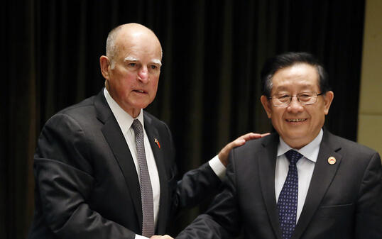 Der kalifornische Gouverneur Jerry Brown hat am Dienstag in Peking ein Abkommen mit China unterzeichnet. Kalifornien und China wollen in Bereichen wie erneuerbare Energien und umweltfreundliche Technologien zusammenarbeiten. US-Präsident Trump hatte dem Pariser Klimaabkommen eine Absage erteilt.