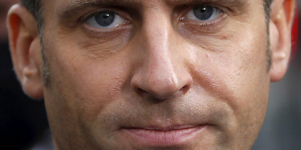 Präsident Emmanuel Macron im Gespräch mit Journalisten. Foto: Eric Gaillard/Pool Reuters/AP/dpa