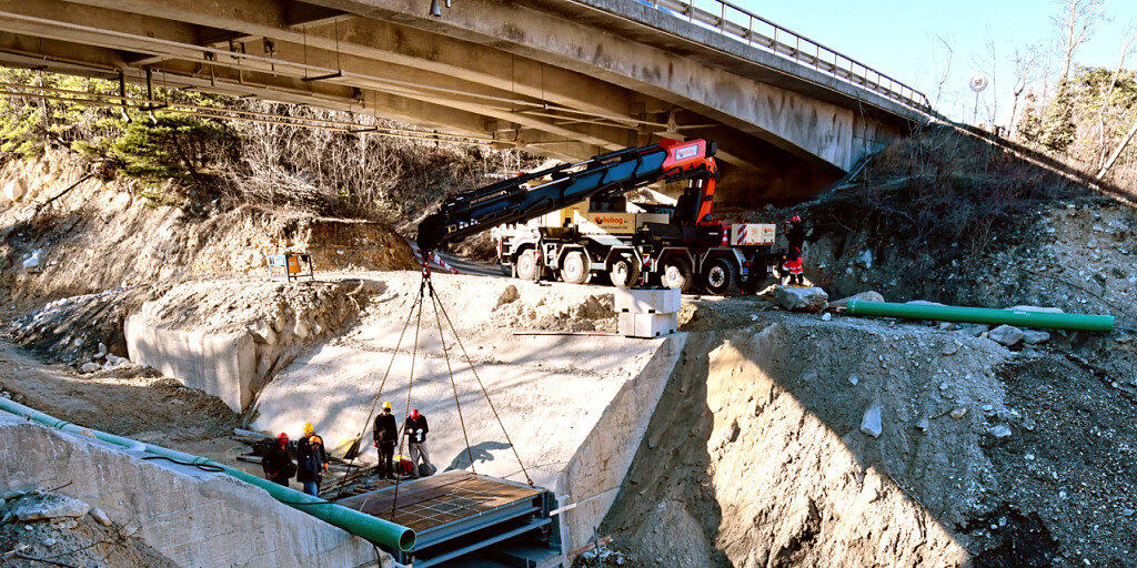 Die über sieben Tonnen schwere Stahlkonstruktion der Messanlage wurde zentimetergenau in die Aussparung der aus Beton gefertigten Wildbachsperre im Illgraben eingebaut.