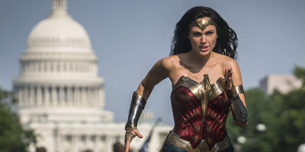 HANDOUT - Dieses von Warner Bros. Pictures am 19.11.2020 zur Verfügung gestellte Foto zeigt die Hauptdarstellerin Gal Gadot als Wonder Woman in einer Szene aus «Wonder Woman 1984». Foto: Clay Enos/Warner Bros Pictures/AP/dpa - ACHTUNG: Nur zur redaktionellen Verwendung im Zusammenhang mit der aktuellen Berichterstattung und nur mit vollständiger Nennung des vorstehenden Credits