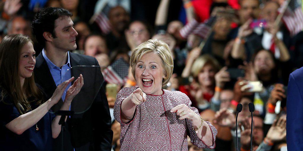 Hillary Clinton, umringt von Familie und Fans, feiert ihren Sieg im US-Bundesstaat New York.