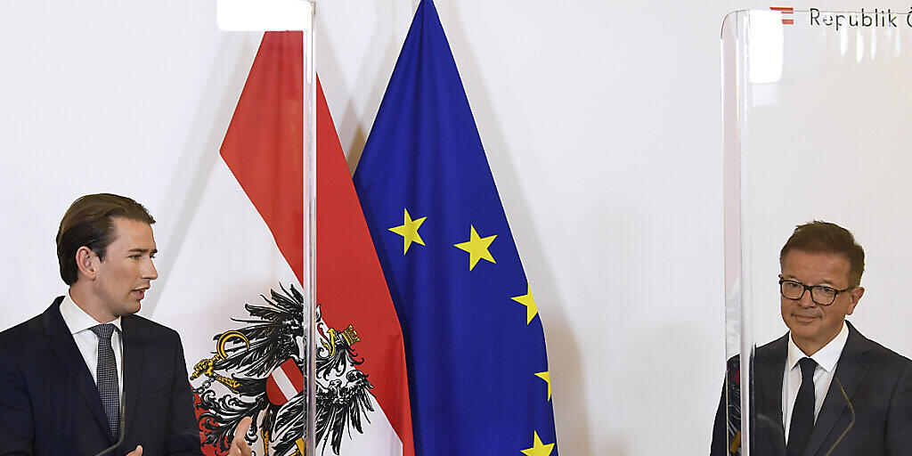 Sebastian Kurz (ÖVP, l), Bundeskanzler von Österreich, und Rudolf Anschober (Grüne), Gesundheitsminister von Österreich, sprechen nach dem Ministerrat im Bundeskanzleramt bei einer Pressekonferenz. Foto: Robert Jaeger/APA/dpa