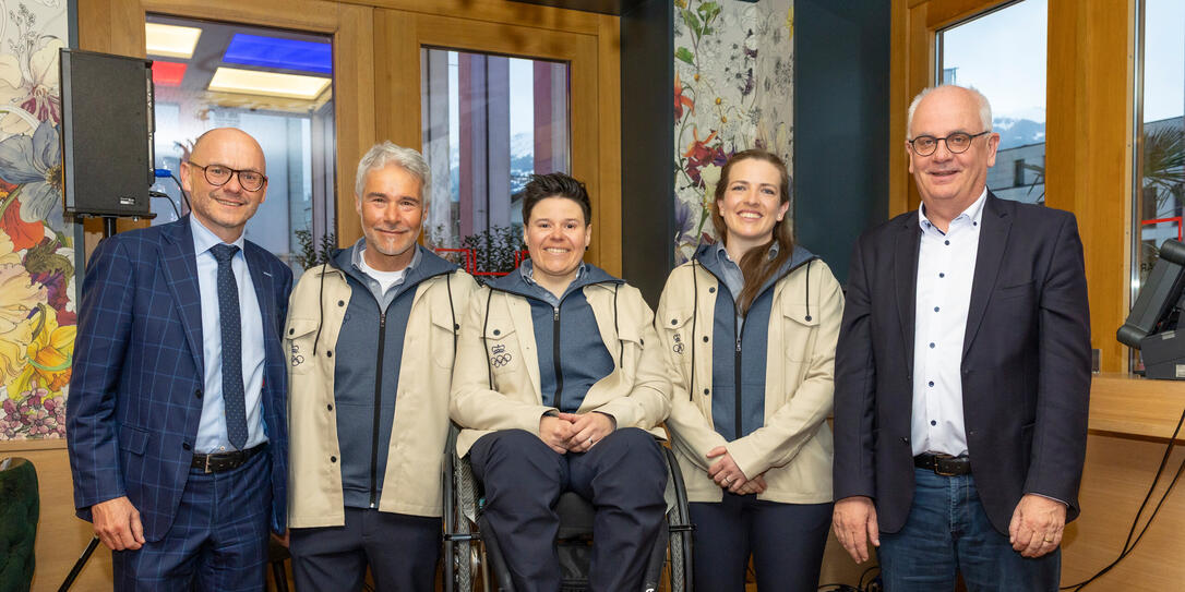 Hubert B&uuml;chel (Sportminister), Ralf Jegler, Sarah Hundert, Milena Hundert und Schaans Vorsteher Daniel Hilti (v.l.).