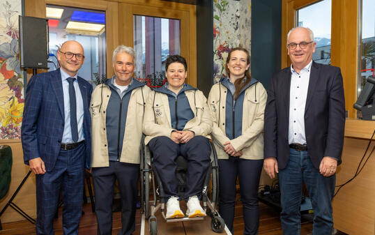 Hubert B&uuml;chel (Sportminister), Ralf Jegler, Sarah Hundert, Milena Hundert und Schaans Vorsteher Daniel Hilti (v.l.).