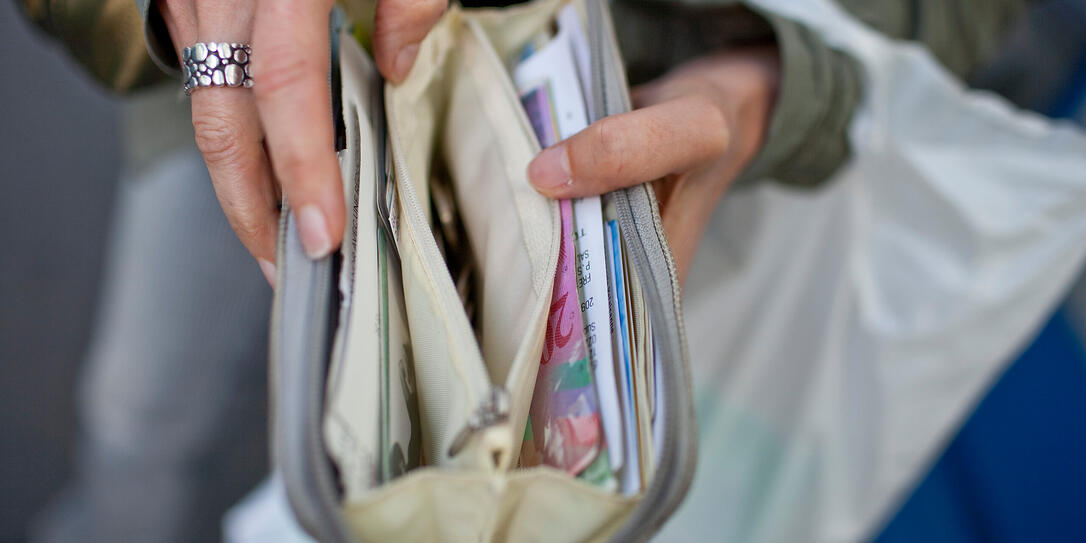 PORTEMONNAIE, GELDBEUTEL, HAND, HAENDE, MUENZ, MUENZEN, GELDSCHEIN, GELDSCHEINE, WEISSES PORTEMONNAIE, KLEINGELD, FINGERRING, FINGERRINGE, PORTEMONNAIE, GELDBEUTEL, HAND, HAENDE, MUENZ, MUENZEN, GELDSCHEIN, GELDSCHEINE, WEISSES PORTEMONNAIE, KLEINGELD, FINGERRING, FINGERRINGE,