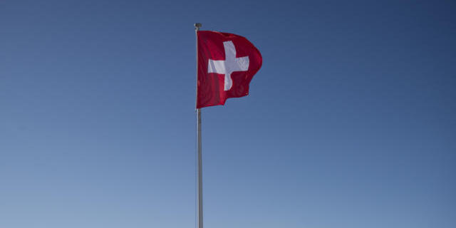 Die Schweizer Flagge auf dem Niesen (Symbolbild)