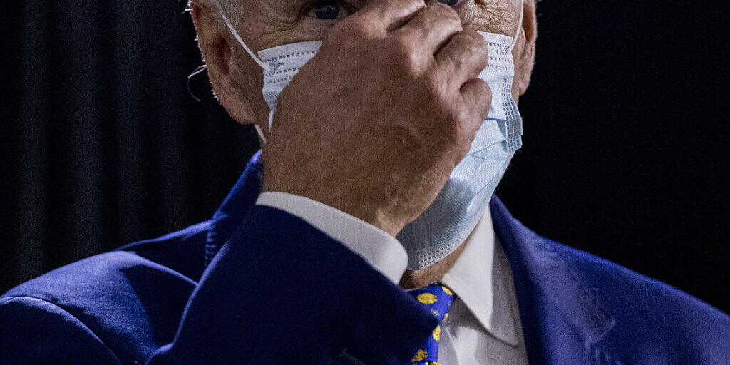 ARCHIV - Der designierte Präsidentschaftskandidat der US-Demokraten, Joe Biden, trägt einen Mund-Nasenschutz. Foto: Andrew Harnik/AP/dpa