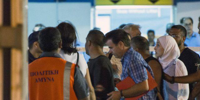 Betreuer kümmern sich um die Flüchtlinge Betreuer kümmern sich um die Flüchtlinge