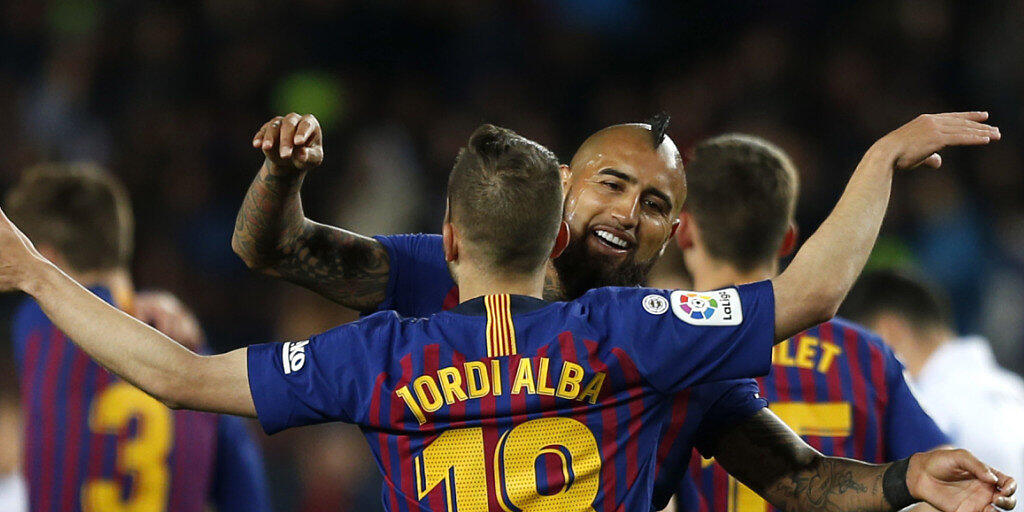 Arturo Vidal beglückwünscht Jordi Alba nach dessen Siegestor gegen San Sebastian