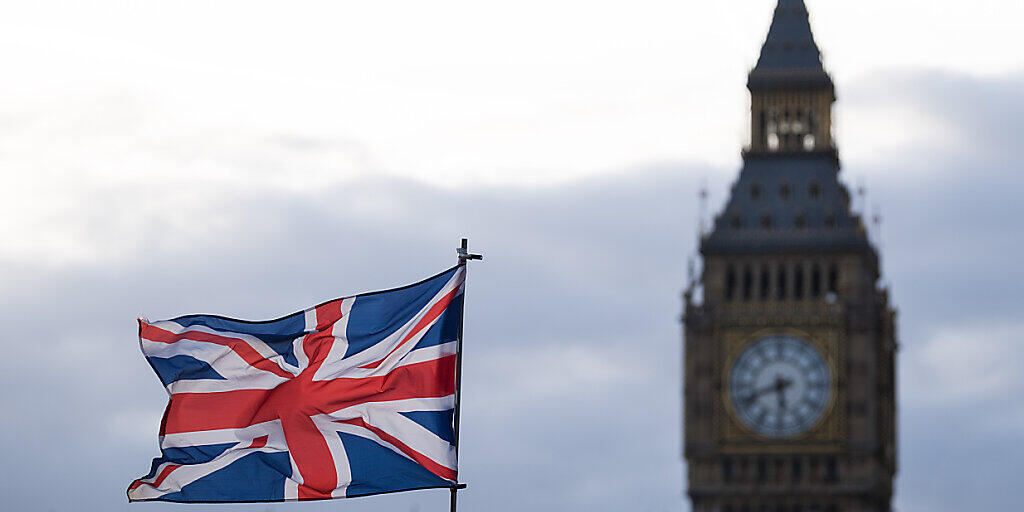 ARCHIV - Der Union Jack weht vor Big Ben im Wind. Foto: Monika Skolimowska/dpa-Zentralbild/dpa