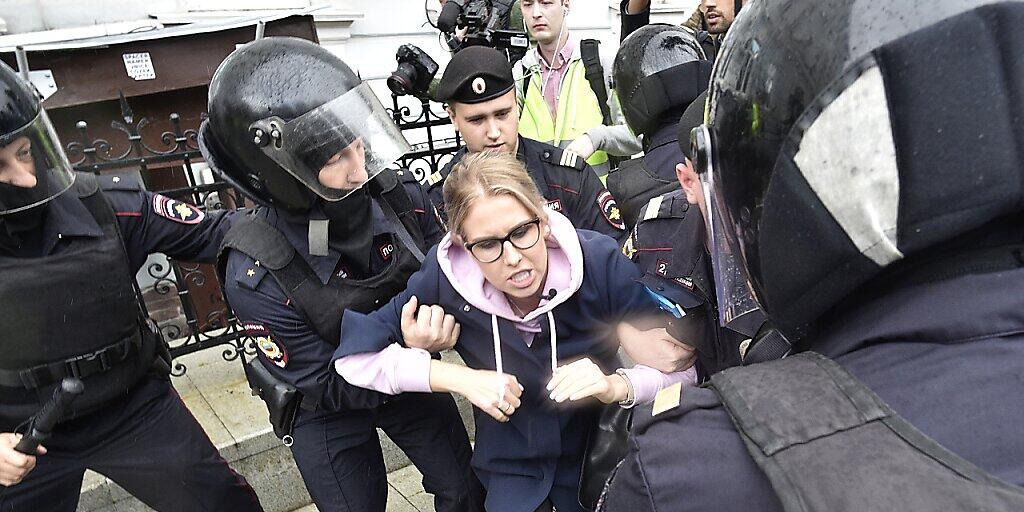 Die Polizei hat die bekannte Oppositionelle Lyubow Sobol kurz vor der Kundgebung in Moskau festgenommen.