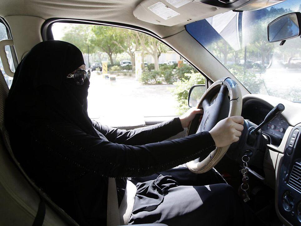 Das ging bislang nicht in Saudi-Arabien: Frauen hinterm Steuer. Nun hat der König das Landes den Frauen das Autofahren erlaubt. (Archiv)