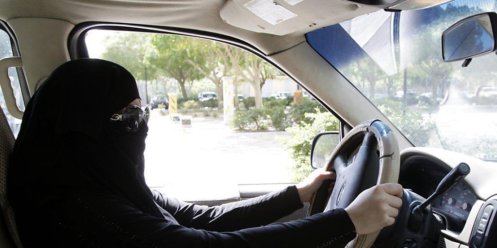 Das ging bislang nicht in Saudi-Arabien: Frauen hinterm Steuer. Nun hat der König das Landes den Frauen das Autofahren erlaubt. (Archiv)