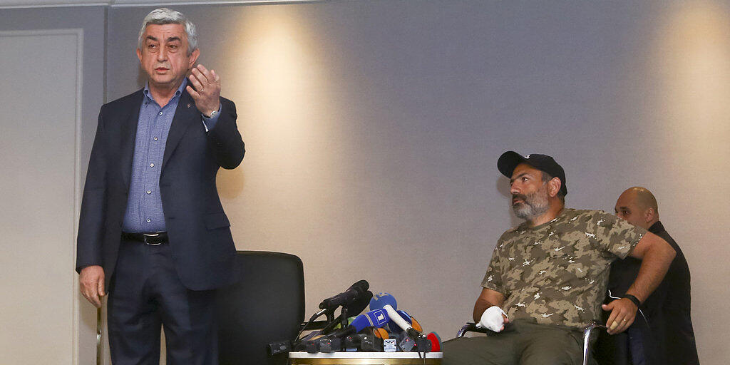 Armeniens Ex-Präsident und jetziger Regierungschef Sersch Sargsjan (l) beim Treffen mit Oppositionsführer Nikol Paschinjan (r), das er vor laufenden Kameras abbrach. Paschinjan wurde nach dem kurzen Treffen von der Polizei festgenommen.