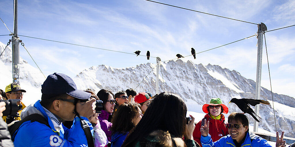 Auf 3466 Meter über Meer lassen sich diese Touristen aus Asien fotografieren: Mehr als eine Million Menschen besuchten 2017 das Jungfraujoch (Archiv)