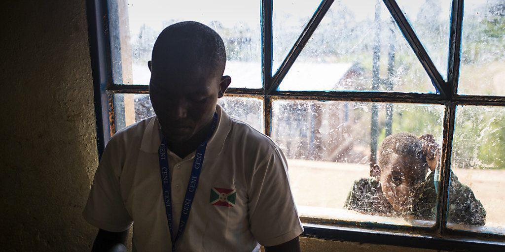 Nach der Wahl in Burundi werden die Stimmen gezählt.
