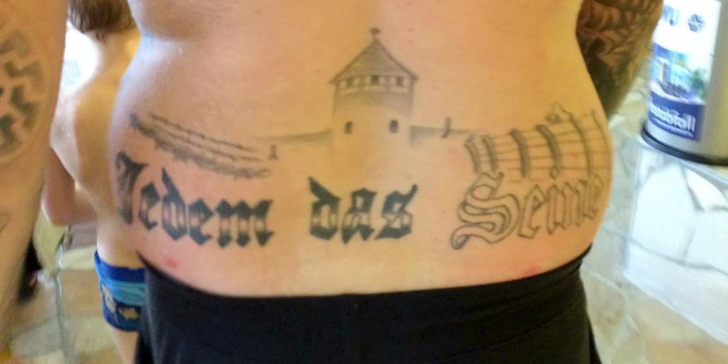 Dieses Tattoo war in einem Bad in Oranienburg aufgefallen - der Träger steht nun vor Gericht. Dieses Tattoo war in einem Bad in Oranienburg aufgefallen - der Träger steht nun vor Gericht.