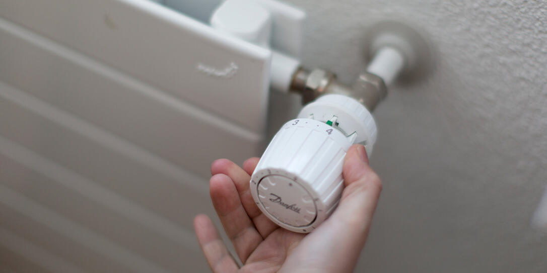 HEIZUNG, HEIZKOERPER, HEIZEN, THERMOSTAT, HEIZVENTIL, RADIATOR, ENERGIEVERBRAUCH, ENERGIEKONSUM, WAERME, VENTIL,
