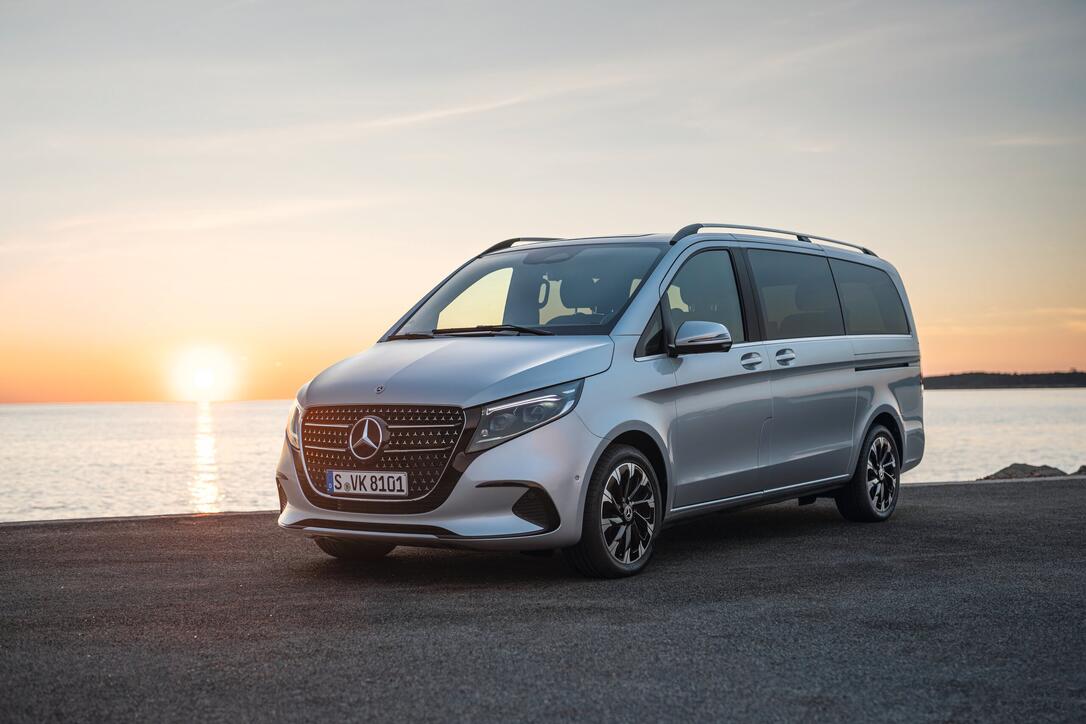 Die neue Mercedes-Benz V-Klasse – Exterieur, Ausstattung u.a. AVANTGARDE, hightechsilber metallic, MBUX Widescreen Cockpit, Komfortsitze, Leder Lugano schwarz, Zierelement Holzoptik Olive dunkelgrau // The new Mercedes-Benz V-Class – Exterior, equipme