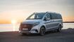 Die neue Mercedes-Benz V-Klasse – Exterieur, Ausstattung u.a. AVANTGARDE, hightechsilber metallic, MBUX Widescreen Cockpit, Komfortsitze, Leder Lugano schwarz, Zierelement Holzoptik Olive dunkelgrau // The new Mercedes-Benz V-Class – Exterior, equipme