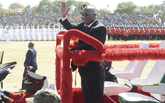 Der Präsident von Tansania John Magufuli winkt während seiner Vereidigungszeremonie nach der umstrittenen Präsidentschaftswahl. Foto: Stringer/AP/dpa
