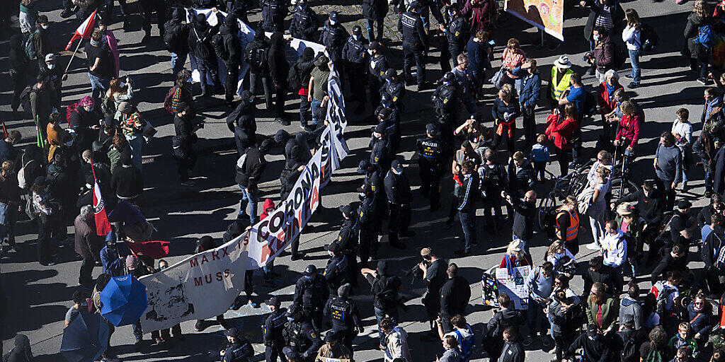 Demonstranten der Antifaschistischen Aktion und Corona-Skeptiker werden von der Polizei voneinander abgeschirmt, am Sonntag in Konstanz. Demonstranten der Antifaschistischen Aktion und Corona-Skeptiker werden von der Polizei voneinander abgeschirmt, am Sonntag in Konstanz.