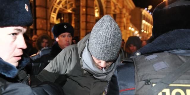 Polizisten verhaften Alexej Nawalny an einer Kundgebung in Moskau