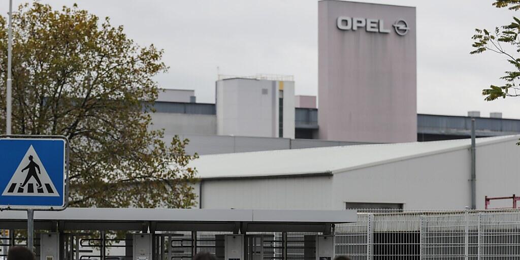 Die Arbeitnehmer im Opel-Werk im deutschen Rüsselsheim müssen sich auf weitere Stellenstreichungen gefasst machen. (Archivbild)