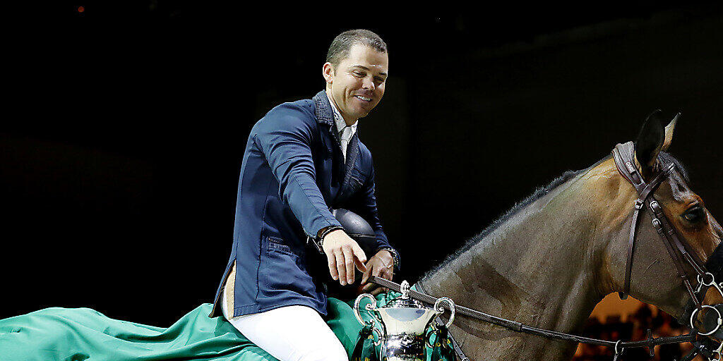 Kent Farrington, hier in einer Archivaufnahme mit Gazelle, greift nach dem Pokal. Kent Farrington, hier in einer Archivaufnahme mit Gazelle, greift nach dem Pokal.