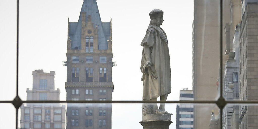 Die Christoph-Kolumbus-Statue im New Yorker Stadtteil Manhattan darf stehen bleiben. Kritiker sagen, dass der Entdecker Amerikas Ureinwohner misshandelt habe. (Archivbild)