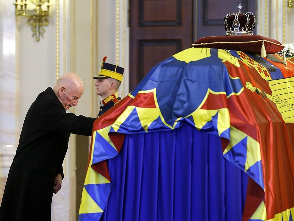 Am Sarg des verstorbenen letzten Königs von Rumänien, Michael I., im ehemaligen Königspalast in Bukarest hält der frühere bulgarische König Simeon II. von Sachsen-Coburg und Gotha (bürgerlich Simeon Borissow Sakskoburggotski), links, inne.
