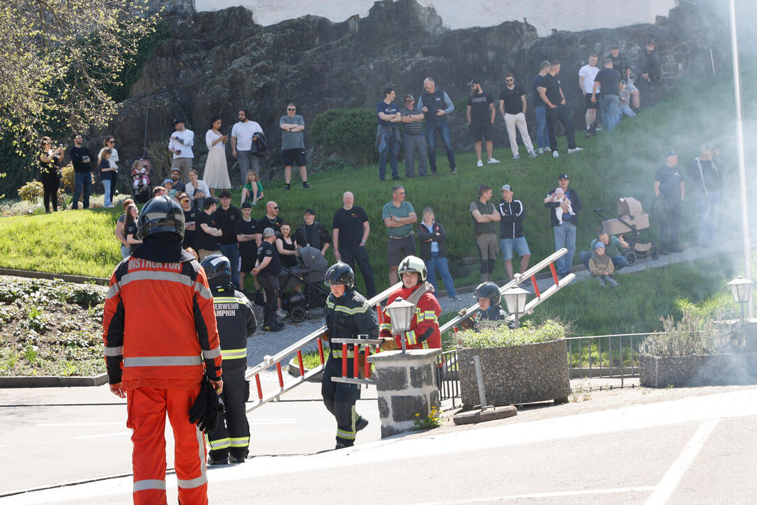 Schluss&uuml;bung beim Kurs f&uuml;r neue Feuerwehrleute beim "Restaurant L&ouml;wen&raquo; in Gamprin-Bendern.