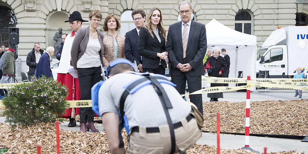 Einblick in eine heikle Arbeit: Verteidigungsminister Guy Parmelin lässt sich auf dem Bundesplatz zeigen, wie eine Entminung vonstatten geht. Einblick in eine heikle Arbeit: Verteidigungsminister Guy Parmelin lässt sich auf dem Bundesplatz zeigen, wie eine Entminung vonstatten geht.
