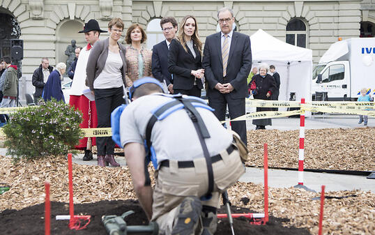 Einblick in eine heikle Arbeit: Verteidigungsminister Guy Parmelin lässt sich auf dem Bundesplatz zeigen, wie eine Entminung vonstatten geht.