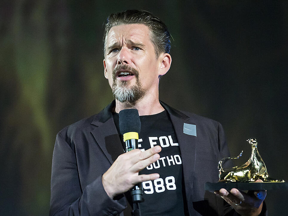 Der US-Schauspieler Ethan Hawke bedankt sich am 71. Filmfestival von Locarno für den "Excellence Award".