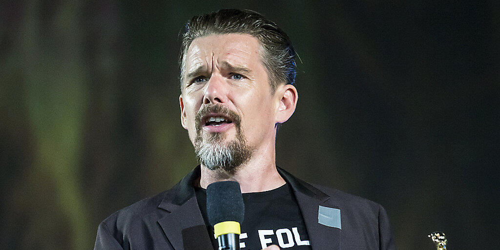 Der US-Schauspieler Ethan Hawke bedankt sich am 71. Filmfestival von Locarno für den "Excellence Award".