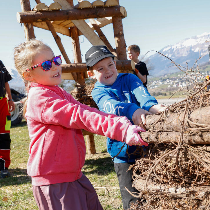 Kinder bauen Funken in Schaanwald