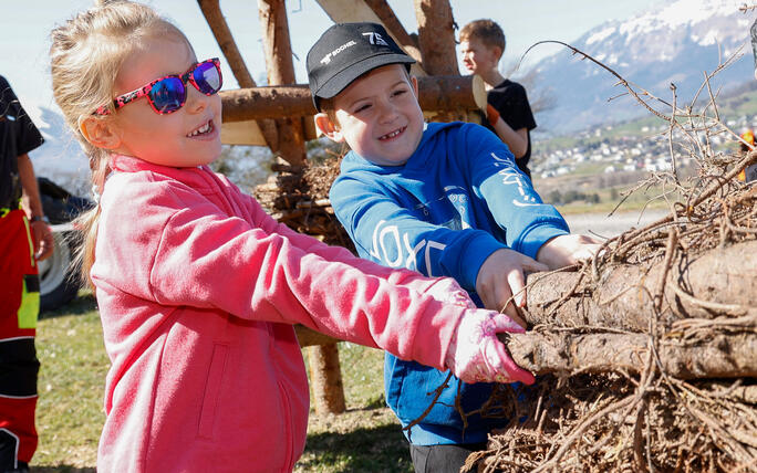 Kinder bauen Funken in Schaanwald