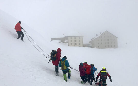 Verschüttet und leicht verletzt geborgen: Der Kameramann von Tele M1 drehte für die Sendung "Tierisch" eine Reportage über eine Winterwanderung mit Bernhardinerhunden.