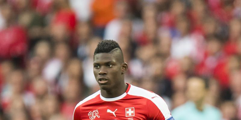 Der Schweizer Internationale Breel Embolo trägt künftig das Trikot von Schalke 04