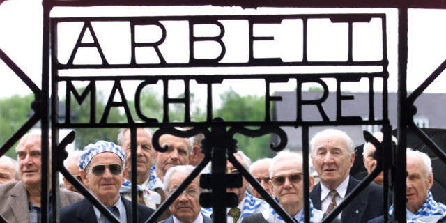 Ehemalige Häftlinge am Tor der KZ-Gedenkstätte Dachau (Archiv)