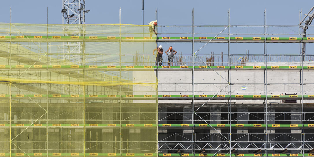 POLIZEI- UND JUSTIZZENTRUM, JUSTIZZENTRUM, POLIZEIZENTRUM, PJZ, BAUSTELLE, KRAN, KRAENE, BAUKRAN, BAUKRAENE, BAUEN, BAUPROJEKT, BAUKONJUNKTUR, BAUSTELLE, GUETERBAHNHOF, AUSSERSIHL, HARD,  BAUARBEITER,  BAUGERUEST,