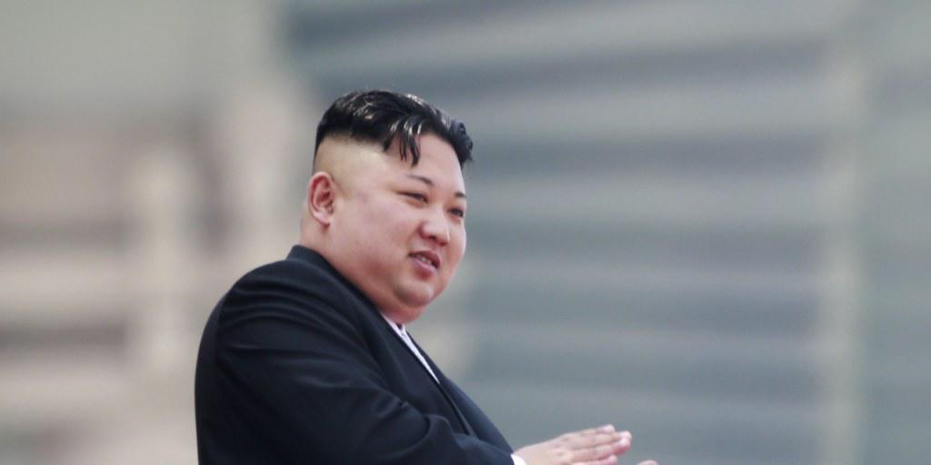 Ihm dürften die UNO-Sanktionen am wenigsten weh tun: der nordkoreanische Diktator Kim Jong Un lebt im Luxus, während sein Volk entweder am Hungertuch nagt oder in einem Konzentrationslager gequält wird. Ihm dürften die UNO-Sanktionen am wenigsten weh tun: der nordkoreanische Diktator Kim Jong Un lebt im Luxus, während sein Volk entweder am Hungertuch nagt oder in einem Konzentrationslager gequält wird.